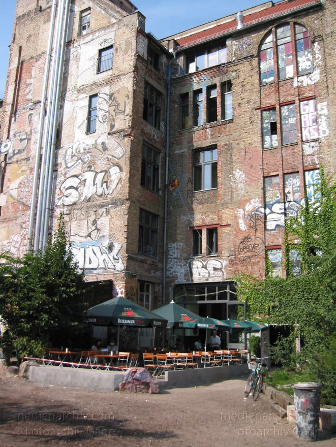 Berlin. Oranienburgerstraße - Tacheles
18. August 2002. Berlin. Mitte. Scheunenviertel. Oranienburger Straße. Tacheles
Schlüsselwörter: Berlin;Deutschland;Germany;Mitte;Oranienburger Straße;Scheunenviertel;Spandauer Vorstadt;2002;Tacheles