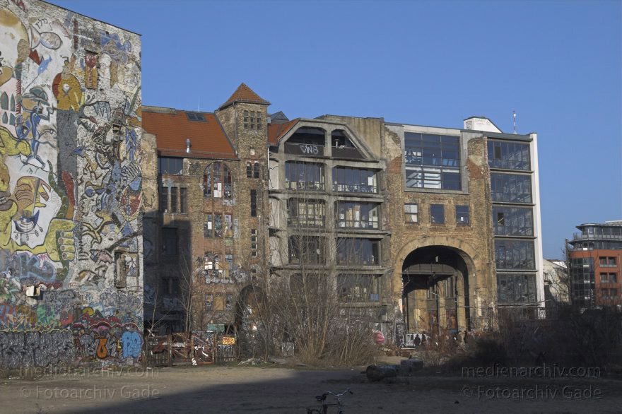 Berlin. Tacheles. Kunst-und Kulturzentrum. Ateliers.
18. Februar 2007. Berlin. Mitte. Scheunenviertel. Tacheles. Kunst-und Kulturzentrum. Ateliers.
Schlüsselwörter: Berlin;Deutschland;Germany;Mitte;Oranienburger Straße;Spandauer Vorstadt;2007;Tacheles