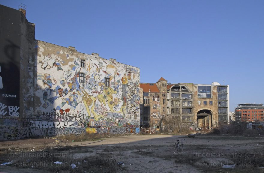 Berlin. Tacheles. Kunst-und Kulturzentrum. Ateliers.
18. Februar 2007. Berlin. Mitte. Scheunenviertel. Tacheles. Kunst-und Kulturzentrum. Ateliers.
Schlüsselwörter: Berlin;Deutschland;Germany;Mitte;Oranienburger Straße;Spandauer Vorstadt;2007;Tacheles