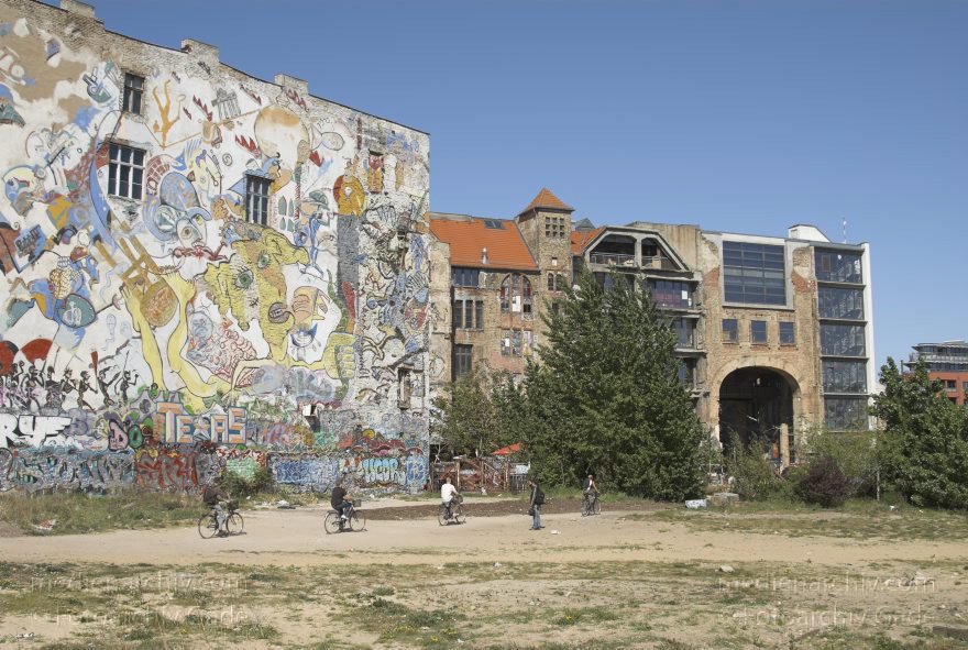 Berlin. Kunsthaus Tacheles
2007. Berlin. Mitte. Scheunenviertel. Tacheles. Das Kunsthaus Tacheles ist ein selbstbestimmtes. kollektives Kunst- und Veranstaltungszentrum in der Oranienburger Straße in Mitte. Das Gebäude ist ein ehemaligen Kaufhauses.
Schlüsselwörter: Berlin;Deutschland;Germany;Kunsthaus;Mitte;Oranienburger Straße;Scheunenviertel;Spandauer Vorstadt;2007;Tacheles