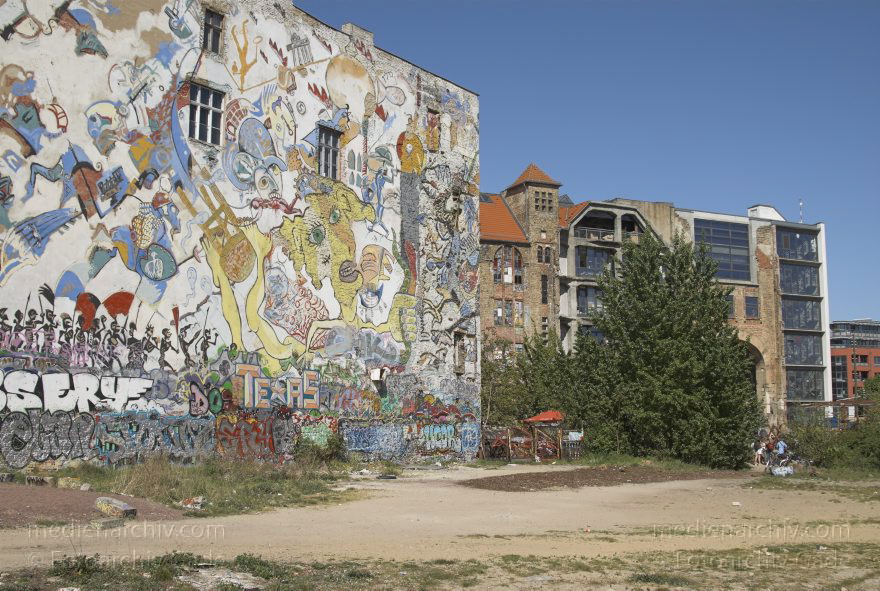 Berlin. Kunsthaus Tacheles
2007. Berlin. Mitte. Scheunenviertel. Tacheles. Das Kunsthaus Tacheles ist ein selbstbestimmtes. kollektives Kunst- und Veranstaltungszentrum in der Oranienburger Straße in Mitte. Das Gebäude ist ein ehemaligen Kaufhauses.
Schlüsselwörter: Berlin;Deutschland;Germany;Kunsthaus;Mitte;Oranienburger Straße;Scheunenviertel;Spandauer Vorstadt;2007;Tacheles