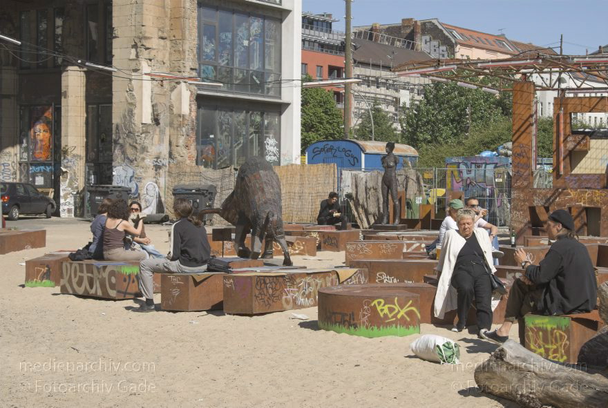 Berlin. Kunsthaus Tacheles
2007. Berlin. Mitte. Scheunenviertel. Tacheles. Das Kunsthaus Tacheles ist ein selbstbestimmtes. kollektives Kunst- und Veranstaltungszentrum in der Oranienburger Straße in Mitte. Das Gebäude ist ein ehemaligen Kaufhauses.
Schlüsselwörter: Berlin;Deutschland;Germany;Kunsthaus;Mitte;Oranienburger Straße;Scheunenviertel;Spandauer Vorstadt;2007;Tacheles