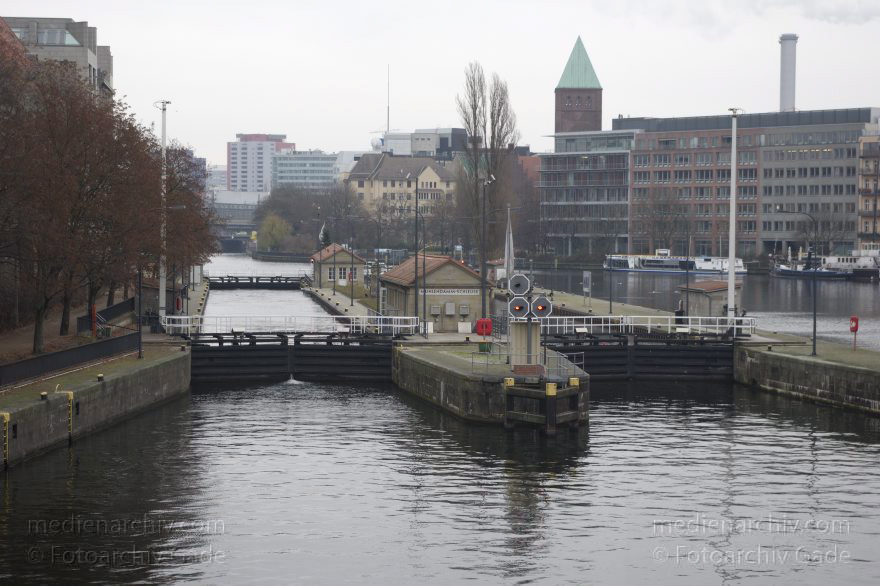 Berlin. Mühlendammschleuse. Spree
17. 12. 2014. Berlin. Mitte. Fluss Spree. Mühlendammschleuse
Schlüsselwörter: 2014;Berlin;Fluss;Mitte;Mühlendammschleuse;Spree