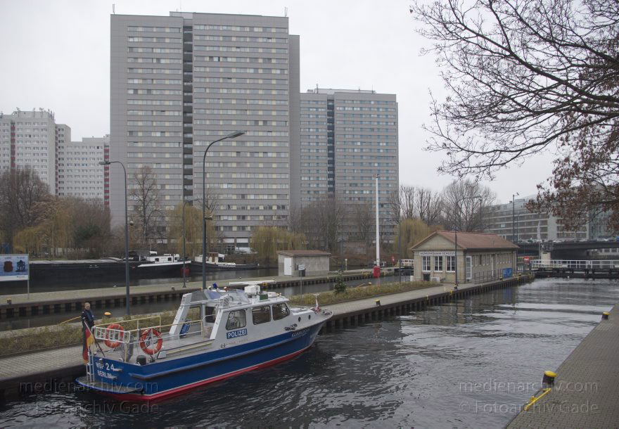 Berlin. Mühlendammschleuse. Spree. Wasserschutzpolizei
17. 12. 2014. Berlin. Mitte. Fluss Spree. Mühlendammschleuse.  Boot der Wasserschutzpolizei. WSP 24. Kormoran
Schlüsselwörter: 2014;Berlin;Boot;Fluss;Mitte;MS Kormoran;Mühlendammschleuse;Spree;Wasserschutzpolizei;WSP