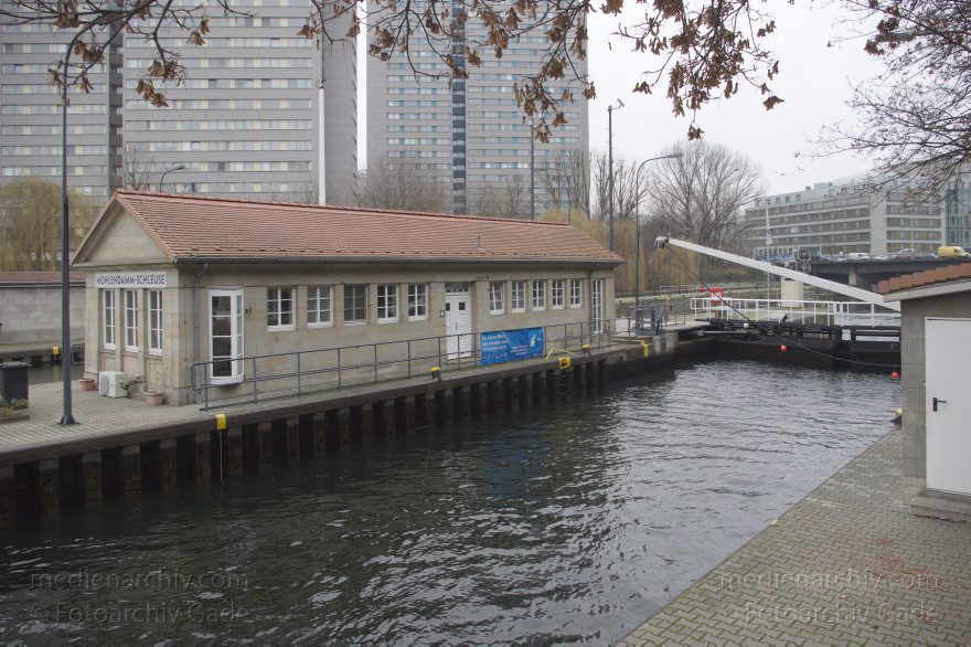Berlin. Mühlendammschleuse. Spree
17. 12. 2014. Berlin. Mitte. Fluss Spree. Mühlendammschleuse
Schlüsselwörter: 2014;Berlin;Fluss;Mitte;Mühlendammschleuse;Spree