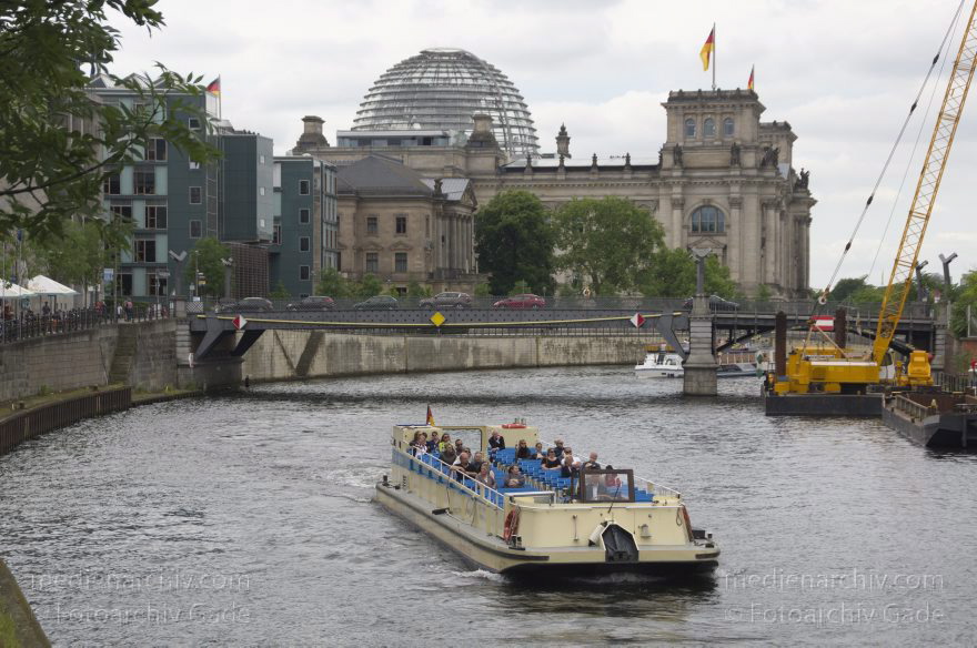 Berlin. Reichstag. Ausflugsdampfer auf der Spree. Fahrgastschiff
24. 5. 2014. Berlin. Mitte. Schiffbauerdamm. Fluss Spree. Schiffbauerdamm. Reichstag. Ausflugsdampfer. Fahrgastschiff
Schlüsselwörter: Ausflugsdampfer;Berlin;Boot;Bundestag;Fahrgastschiff;Fluss;Germany;Mitte;Reichstag;Schiffdauerdamm;2014;Spree