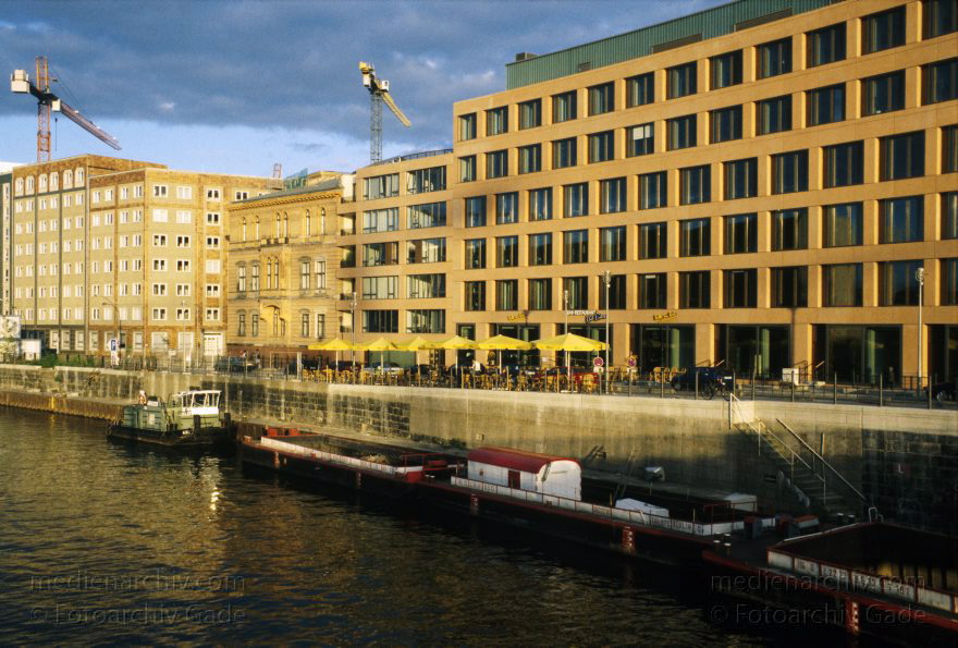 Berlin. Spree bei der Friedrichstraße
September 1999. Berlin. Mitte. Reichstagufer. Spree
Schlüsselwörter: Berlin;Deutschland;Fluss;Germany;Mitte;Reichstagufer;Schiffe;2000;Spree