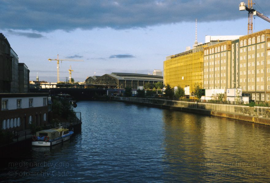 Berlin. Spree bei der Friedrichstraße
September 1999. Berlin. Mitte. Reichstagufer. Schiffbauerdamm Fluss Spree. S-Bahnhof. U-Bahnhof Friedrichstraße
Schlüsselwörter: Berlin;Deutschland;Fluss;Germany;Mitte;Reichstagufer;Schiffbauerdamm;Spree;2000;Winter