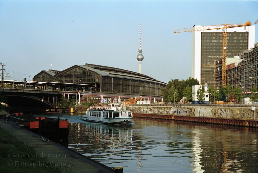 Berlin. Spree bei der Friedrichstraße
13. August 2000. Berlin. Mitte. Die Spree am Reichstagufer beim S-Bahnhof Friedrichstraße
Schlüsselwörter: Bahnhof;Berlin;Deutschland;Fernsehturm;Fluss;Fluß;Friedrichstraße;Germany;Mitte;Reichstagufer;S-Bahn;Schiffe;2000;Spree