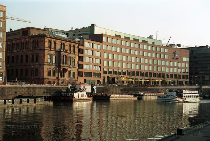 Berlin. Spree bei der Friedrichstraße
13. August 2000. Berlin. Mitte. Die Spree am Reichstagufer.
Schlüsselwörter: Berlin;Deutschland;Fluss;Fluß;Germany;Mitte;Reichstagufer;2000;Spree