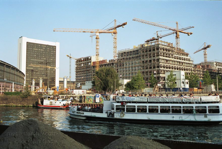 Berlin. Spree bei der Friedrichstraße
13. August 2000. Berlin. Mitte. Die Spree am Reichstagufer beim S-Bahnhof Friedrichstraße Ausflugdampfer
Schlüsselwörter: Ausflugdampfer;Ausflugsdampfer;Berlin;Boote;Dampfer;Deutschland;Fahrgastschiffe;Fluss;Fluß;Germany;Mitte;Reichstagufer;Schiff;Schiffe;2000;Spree
