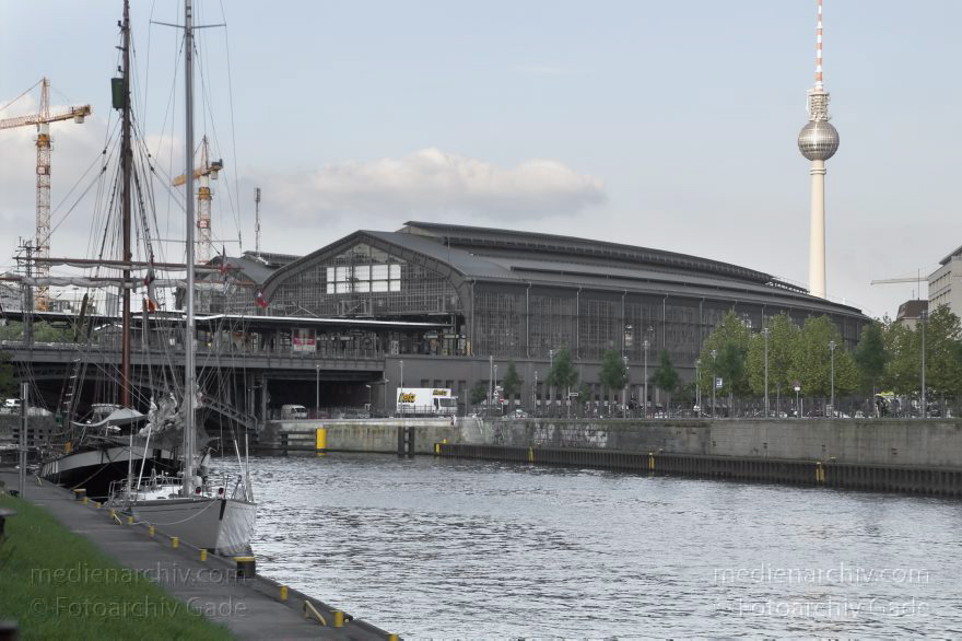 Berlin. Spree. S-Bahnhof Friedrichstraße.
22. 5. 2005. Berlin. Mitte. Fluss. Fluß Spree. S-Bahnhof Friedrichstraße.
Schlüsselwörter: Bahnhof;Berlin;Deutschland;Fluss;Fluß;Friedrichstraße;Germany;Mitte;S-Bahnhof;Spree;2005;U-Bahnhof