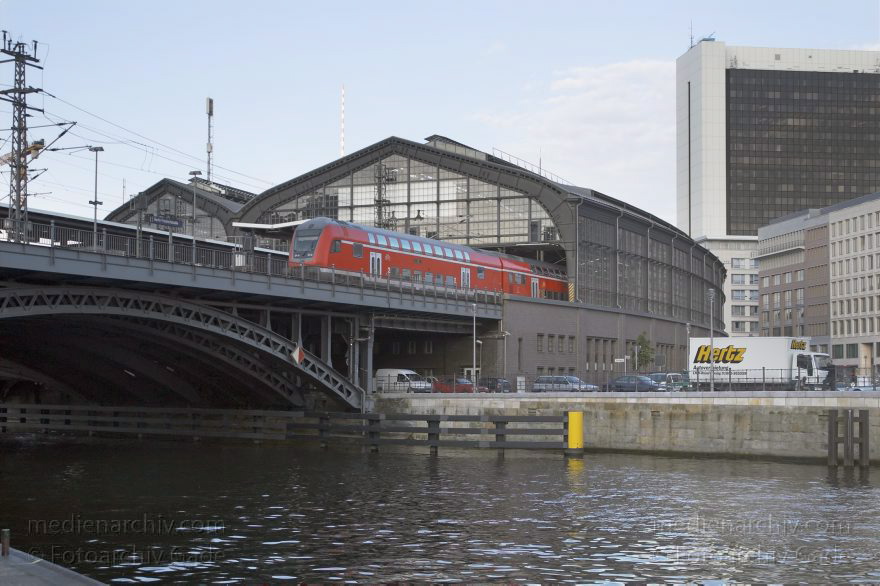 Berlin. Spree. S-Bahnhof Friedrichstraße.
22. 5. 2005. Berlin. Mitte. Fluss. Fluß Spree. S-Bahnhof Friedrichstraße.
Schlüsselwörter: Bahnhof;Berlin;Deutschland;Fluss;Fluß;Friedrichstraße;Germany;Mitte;S-Bahnhof;Spree;2005;U-Bahnhof