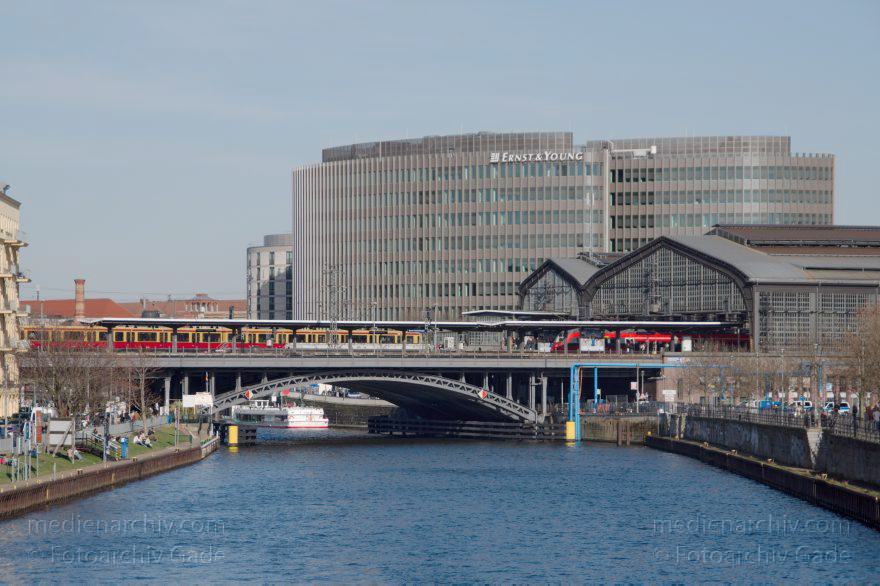 Fluss Spree. Bahnhof Friedrichstraße. Ernst & Young
20. 3. 2014. Berlin. Mitte. Fluss Spree. Bahnhof Friedrichstraße. Ernst & Young
Schlüsselwörter: Bahnhof;Berlin;Ernst & Young;Fluss;Friedrichstraße;Germany;Mitte;2014;Spree