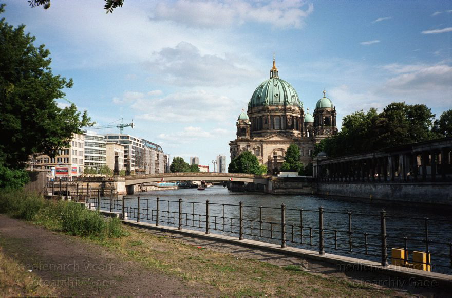 Berlin. Spree. Friedrichsbrücke. Nationalgalerie und Dom
Juni 2003. Berlin. Mitte. Spree. Friedrichsbrücke. Nationalgalerie und Dom
Schlüsselwörter: Berlin;Deutschland;Dom;Fluss;Friedrichsbrücke;Germany;Mitte;Nationalgalerie;2003;Spree