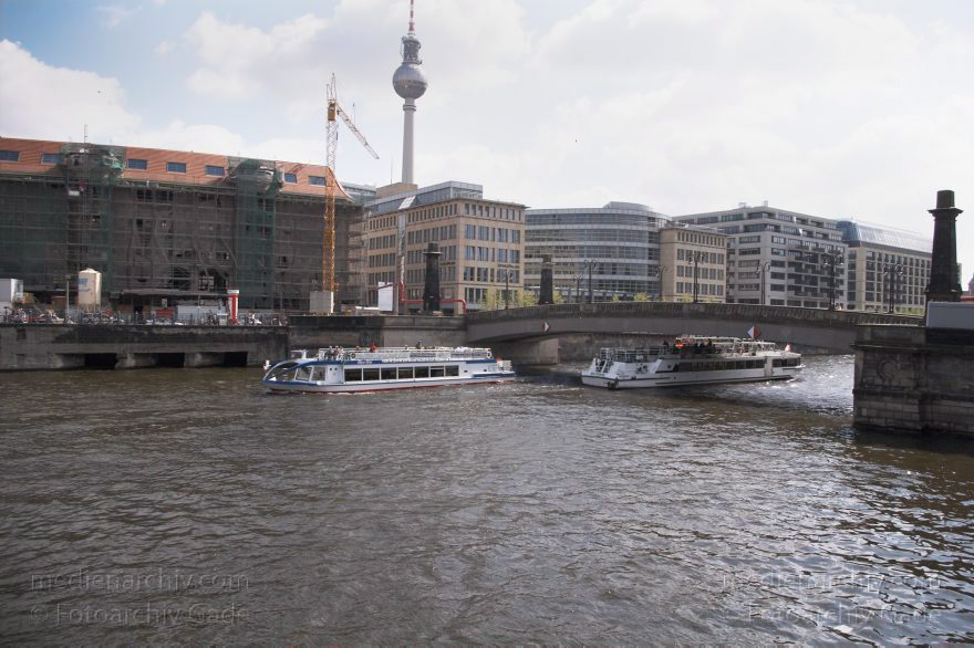 Berlin. Spree bei der Museumsinsel.
28. 4. 2005. Berlin. Mitte. Fluss Spree bei der Museumsinsel.
Schlüsselwörter: Ausflugsdampfer;Berlin;Boote;Deutschland;Fahrgastschiffe;Fluss;Fluß;Germany;Mitte;Schiffe;2005;Spree