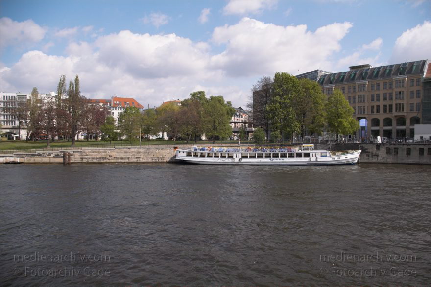 Berlin. Spree bei der Museumsinsel.
28. 4. 2005. Berlin. Mitte. Fluss Spree bei der Museumsinsel.
Schlüsselwörter: Ausflugsdampfer;Berlin;Boote;Deutschland;Fahrgastschiffe;Fluss;Fluß;Germany;Mitte;Schiffe;2005;Spree