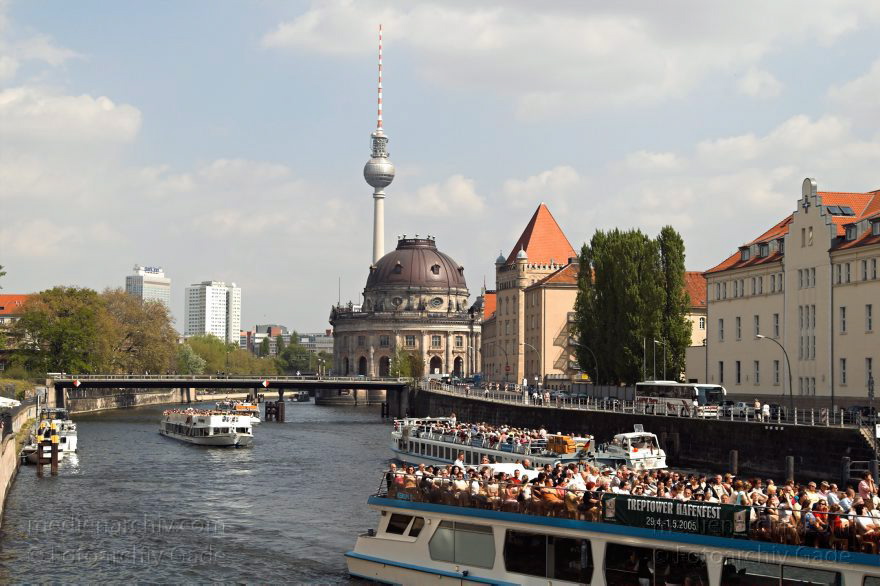 Berlin. Spreeufer. Spree Blick zur Museumsinsel. Bodemuseum. Am Weidendamm.
1. 5. 2005. Berlin. Mitte. Spreeufer. Fluss Spree. Blick zur Museumsinsel. Bodemuseum. Am Weidendamm.
Schlüsselwörter: Am Weidendamm;Ausflugsdampfer;Berlin;Bodemuseum;Boote;Deutschland;Fahrgastschiffe;Fluss;Fluß;Germany;Mitte;Museumsinsel;Schiffe;2005;Spree
