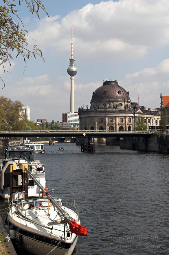 Berlin. Spreeufer. Spree Blick zur Museumsinsel. Bodemuseum. Boot. Yacht
1. 5. 2005. Berlin. Mitte. Spreeufer. Fluss Spree. Blick zur Museumsinsel. Bodemuseum. Boot. Yacht
Schlüsselwörter: Ausflugsdampfer;Berlin;Bodemuseum;Boote;Deutschland;Fahrgastschiffe;Fluss;Fluß;Germany;Mitte;Museumsinsel;Schiffe;2005;Spree