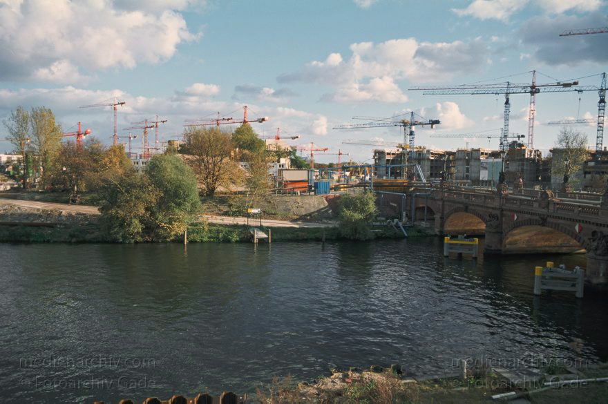 Berlin. Tiergarten. Spree. Moltkebrücke. Baustelle Kanzleramt. Regierungsviertel
Oktober 1998. Berlin. Mitte. Tiergarten. Fluss. Fluß Spree. Moltkebrücke. Baustelle Kanzleramt. Regierungsviertel
Schlüsselwörter: Berlin;Deutschland;Fluss;Fluß;Germany;Kanzleramt;Mitte;Moltkebrücke;Regierungsviertel;Spree;Spreeufer;1998;Tiergarten