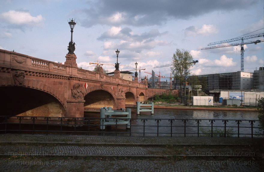 Berlin. Tiergarten. Baustelle Bundeskanzleramt. Moltkebrücke. Spree
18. 4. 1999. Berlin. Mitte. Tiergarten. Regierungsviertel. Baustelle Bundeskanzleramt. Moltkebrücke. Fluss. Fluß Spree
Schlüsselwörter: Berlin;Bundeskanzleramt;Deutschland;Germany;Mitte;Moltkebrücke;Regierungsviertel;Spree;1999;Tiergarten