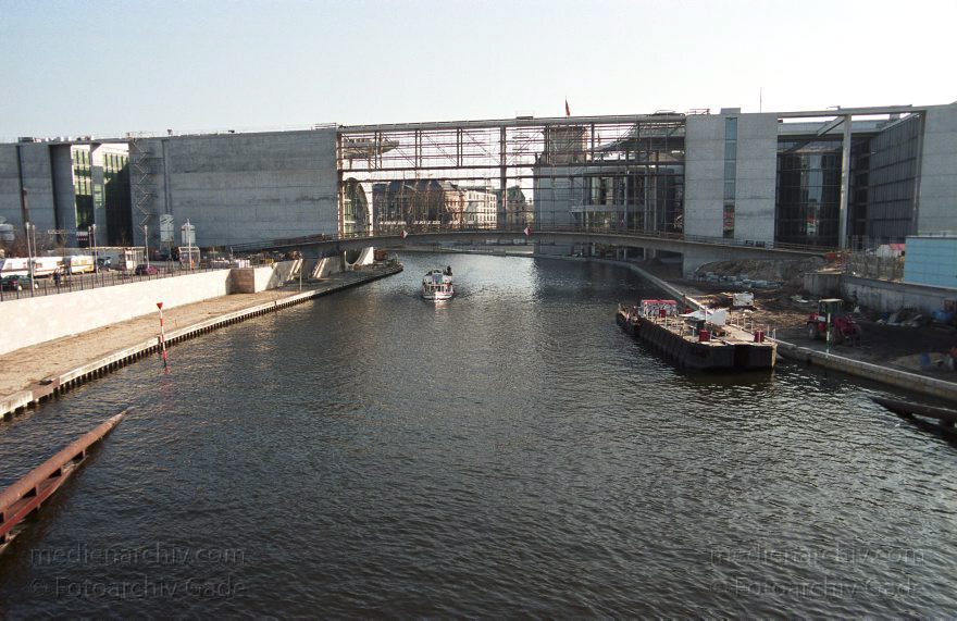 Berlin. Ausflugsdampfer im Regierungsviertel auf dem Spree
15. 3. 2003. Berlin. Mitte. Ausflugsdampfer im Regierungsviertel auf dem Fluss Spree. Das Gebäude über der Spree gehört zum Neubau des Deutschen Bundestags
Schlüsselwörter: Ausflugsdampfer;Berlin;Dampfer;Deutschland;Fluss;Germany;Mitte;Schiffahrt;Schifffahrt;2003;Spree