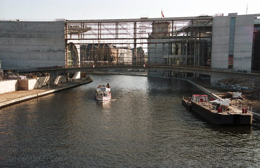 Berlin. Ausflugsdampfer im Regierungsviertel auf dem Spree
15. 3. 2003. Berlin. Mitte. Ausflugsdampfer im Regierungsviertel auf dem Fluss Spree. Das Gebäude über der Spree gehört zum Neubau des Deutschen Bundestags
Schlüsselwörter: Ausflugsdampfer;Berlin;Dampfer;Deutschland;Fahrgastschiff;Fluss;Germany;Mitte;Schiffahrt;Schiffe;Schifffahrt;2003;Spree