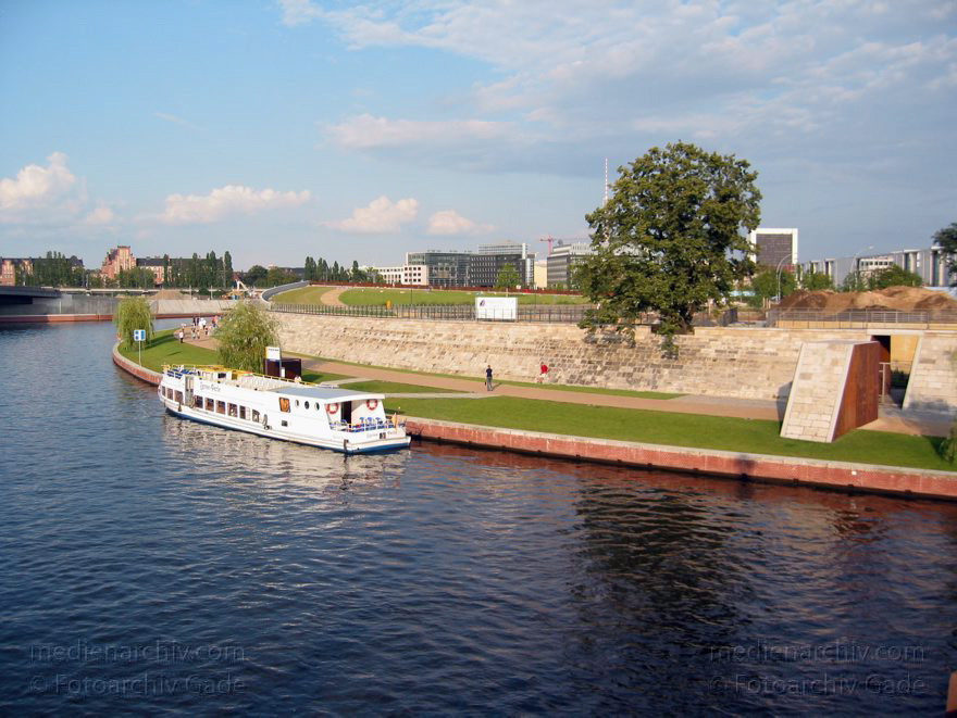 Berlin. Tiergarten. Spree am Ludwig-Erhard-Ufer. Ausflugsdampfer. Fahrgastschiffe
1. 8. 2004. Berlin. Mitte. Tiergarten. Regierungsviertel. Spree am Ludwig-Erhard-Ufer. Ausflugsdampfer. Fahrgastschiffe
Schlüsselwörter: Ausflugsdampfer;Berlin;Deutschland;Fahrgastschiff;Germany;Ludwig-Erhard-Ufer;Mitte;Regierungsbezirk;Regierungsviertel;Schiffe;Spree;2004;Tiergarten