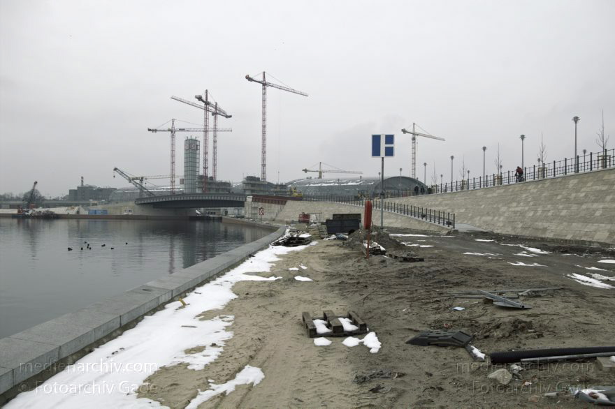 Berlin. Die Ufer am Spree werden mit Gehwegen versehen.
21. 2. 2005. Berlin. Mitte. Regierungsviertel. Die Ufer am Fluss Spree werden mit Gehwegen versehen.
Schlüsselwörter: Berlin;Deutschland;Germany;Mitte;2005;Regierungsviertel