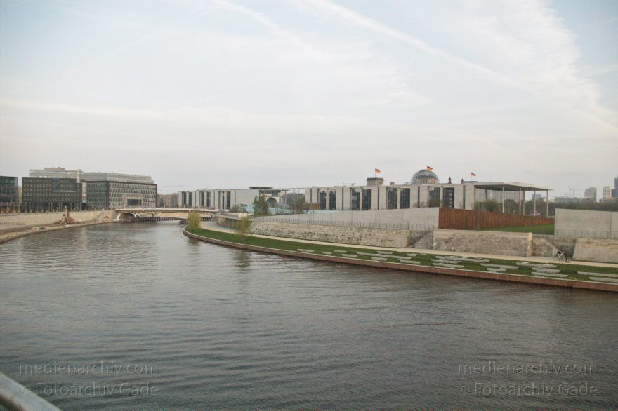 Berlin. Spree. Bundestag
18. 4. 2005. Berlin. Mitte. Regierungsviertel. Fluss. Fluß Spree. Bundestag
Schlüsselwörter: Berlin;Bundestag;Deutschland;Fluss;Fluß;Germany;Mitte;Regierungsviertel;2005;Spree