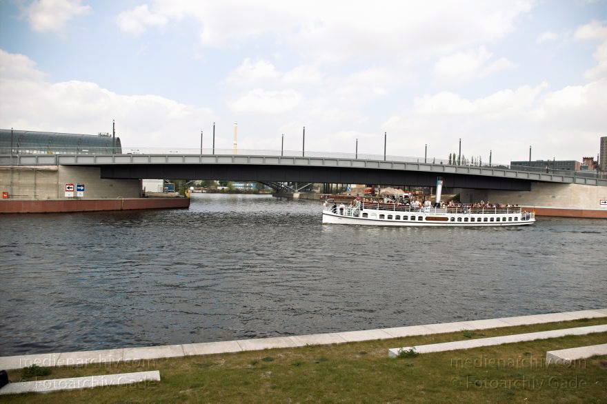 Berlin. Spree zwischen Kapelle-Ufer und Ludwig-Erhard-Ufer. Ausflugsdampfer vor der Spreeuferbrücke.
1. 5. 2005. Berlin. Mitte. Fluss Spree zwischen Kapelle-Ufer und Ludwig-Erhard-Ufer. Ausflugsdampfer vor der Spreeuferbrücke.
Schlüsselwörter: Ausflugsdampfer;Berlin;Deutschland;Fahrgastschiff;Germany;Mitte;Schiffe;2005;Spree