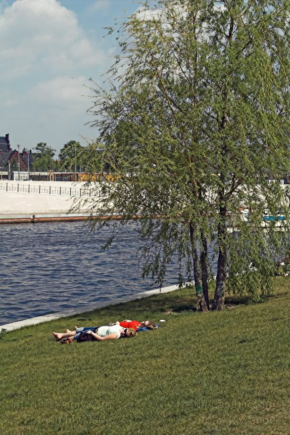 Berlin. Spree zwischen Kapelle-Ufer und Ludwig-Erhard-Ufer
1. 5. 2005. Berlin. Mitte. Fluss Spree zwischen Kapelle-Ufer und Ludwig-Erhard-Ufer. Auf der Wiese am Ufer sonnen sich Passanten.
Schlüsselwörter: Berlin;Deutschland;Germany;Mitte;Sonnen;Spree;2005;Ufer