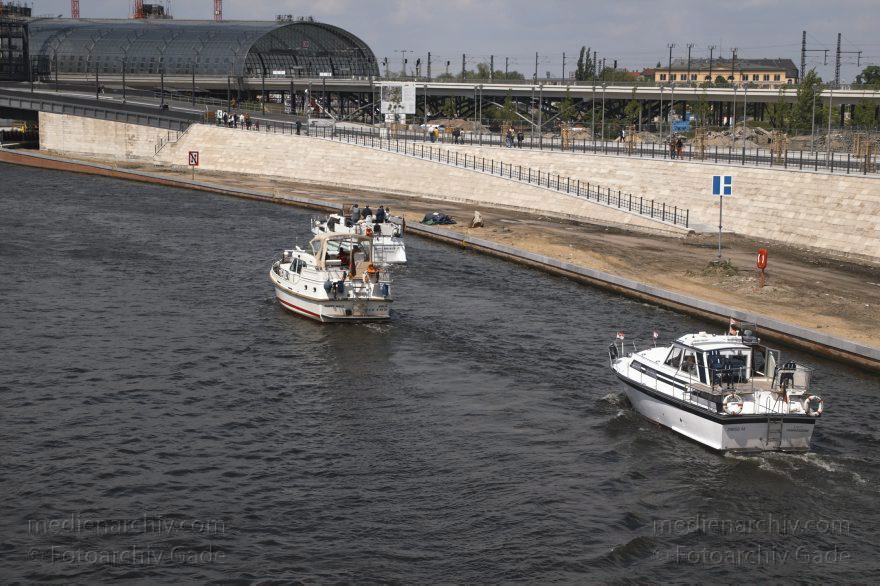Berlin. Ausflugsdampfer auf der Spree.
16. 5. 2005. Berlin. Mitte. Regierungsviertel. Ausflugsdampfer auf der Spree. Fluss. Fluß
Schlüsselwörter: Ausflugsdampfer;Berlin;Boot;Deutschland;Fluss;Fluß;Germany;Mitte;Regierungsviertel;river;2005;Spree
