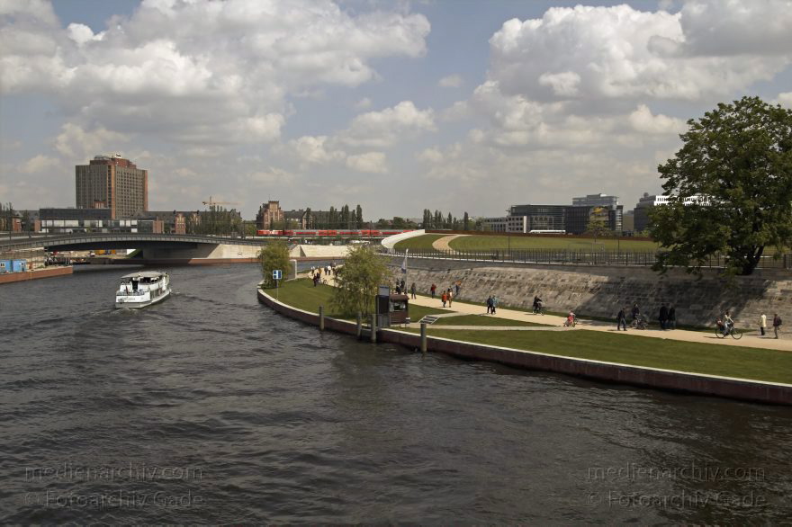 Berlin. Tiergarten. Spreebogen. Ludwig-Erhard-Ufer. Spreebogenpark. Spree.
22. 5. 2005. Berlin. Mitte. Tiergarten. Regierungsviertel. Spreebogen. Ludwig-Erhard-Ufer. Spreebogenpark. Fluss. Fluß Spree.
Schlüsselwörter: Berlin;Deutschland;Fluss;Fluß;Germany;Ludwig-Erhard-Ufer;Mitte;Spree;Spreebogenpark;2005;Tiergarten