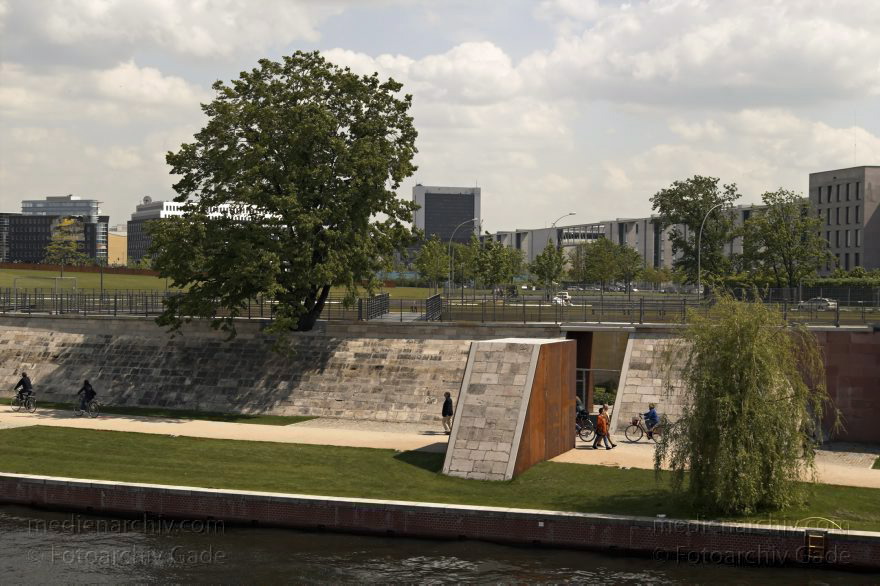 Berlin. Tiergarten. Spreebogen. Ludwig-Erhard-Ufer. Spreebogenpark. Spree.
22. 5. 2005. Berlin. Mitte. Tiergarten. Regierungsviertel. Spreebogen. Ludwig-Erhard-Ufer. Spreebogenpark. Fluss. Fluß Spree.
Schlüsselwörter: Berlin;Deutschland;Fluss;Fluß;Germany;Ludwig-Erhard-Ufer;Mitte;Spree;Spreebogenpark;2005;Tiergarten
