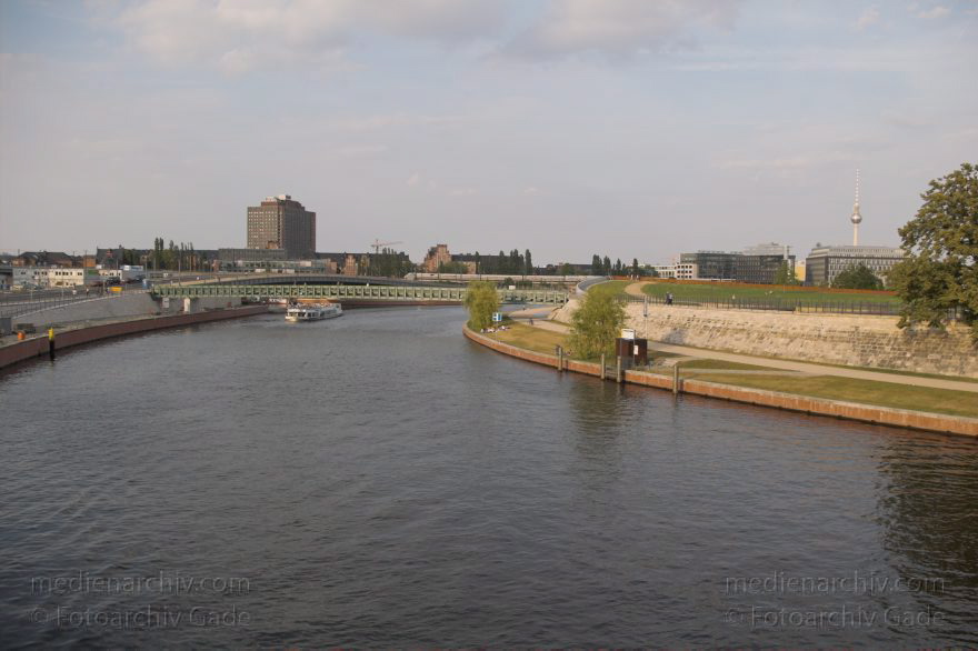 Berlin. Berlin. Spreebogen am Ludwig-Erhard-Ufer. Spreebogenpark
3. Juli 2005. Berlin. Mitte Tiergarten. Regierungsviertel. Spreebogen am Ludwig-Erhard-Ufer. Spreebogenpark
Schlüsselwörter: Berlin;Deutschland;Fluss;Fluß;Germany;Ludwig-Erhard-Ufer;Mitte;Regierungsbezirk;Spreebogen;Spreebogenpark;Tiergarten;2005;Ufer