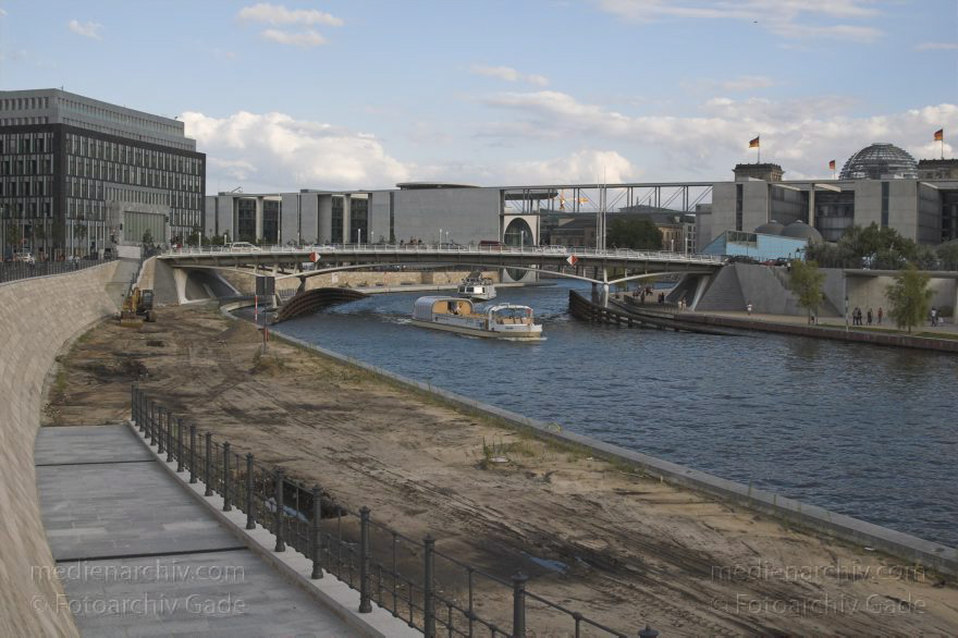 Berlin. Tiergarten. Spree. Kepelleufer. Ludwig-Erhard-Ufer
31. 7. 2005. Berlin. Mitte. Tiergarten. Regierungsviertel. Fluss. Fluß Spree. Kepelleufer. Ludwig-Erhard-Ufer
Schlüsselwörter: Berlin;Deutschland;Fluss;Germany;Kapelle-Ufer;Ludwig-Erhard-Ufer;Mitte;Regierungsviertel;Spree;2005;Tiergarten