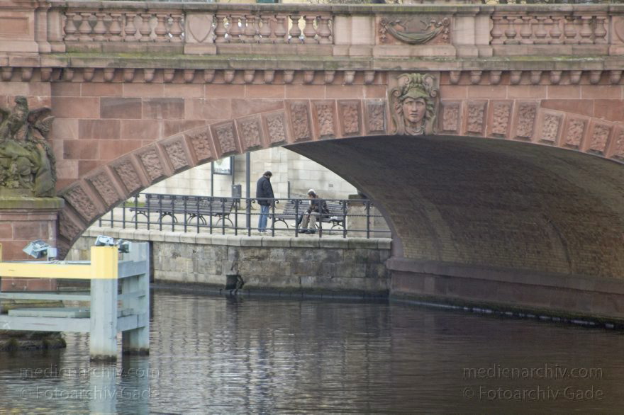 Berlin. Spree. Bogen der Moltkebrücke.
3. 3. 2007. Berlin. Mitte. Regierungsviertel. Fluss Spree. Bogen der Moltkebrücke.
Schlüsselwörter: Berlin;Deutschland;Fluss;Germany;Mitte;Regierungsviertel;2007;Spree