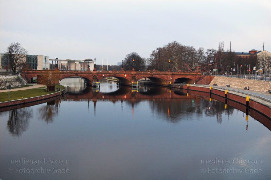 Berlin. Spree. Moltkebrücke.
3. 3. 2007. Berlin. Mitte. Regierungsviertel. Fluss Spree. Moltkebrücke.
Schlüsselwörter: Berlin;Deutschland;Fluss;Germany;Mitte;Regierungsviertel;2007;Spree