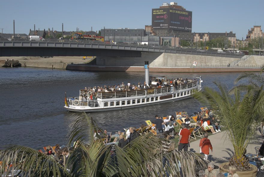 Berlin. Ludwig-Erhard-Ufer. Dampfer auf der Spree.
29. 4. 2007. Berlin. Mitte. Tiergarten. Regierungsviertel. Ludwig-Erhard-Ufer. Sonnen Fluss Spree. Cafe. Café. Restaurant. Liegestühle. Dampfer auf der Spree. MS Kaiser-Friedrich
Schlüsselwörter: Berlin;Dampfer;Deutschland;Fluss;Fluß;Germany;Ludwig-Erhard-Ufer;Mitte;MS Kaiser-Friedrich;Regierungsviertel;sonnen;Spree;2007;Tiergarten