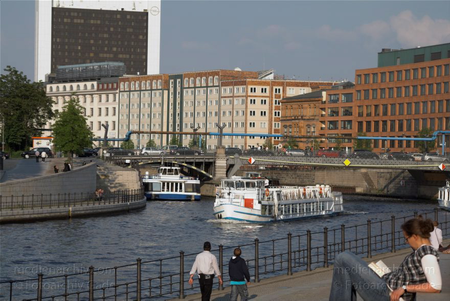 Berlin. Regierungsviertel. Ausflugdampfer auf dem Spree.
29. 5. 2010. Berlin. Mitte. Regierungsviertel. Ausflugdampfer auf dem Fluss Spree.
Schlüsselwörter: Ausflugdampfer;Ausflugsdampfer;Berlin;Deutschland;Fahrgastschiff;Germany;Marschalbrücke;Mitte;Regierungsviertel;Schiffe;2010;Spree