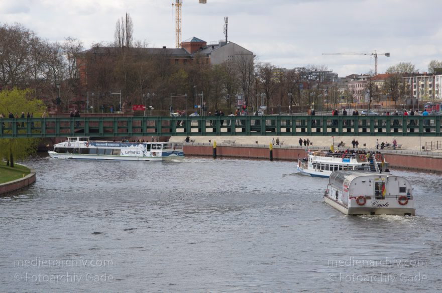 Berlin. Regierungsviertel. Ausflugsdampfer auf der Spree. Schiffe. Boote
5. 3. 2012. Berlin. Mitte. Regierungsviertel. Ausflugsdampfer auf der Spree. Schiffe. Boote
Schlüsselwörter: Ausflugsdampfer;Berlin;Boote;Deutschland;Fahrgastschiff;Fluss;Germany;Mitte;Schiffe;2012;Spree