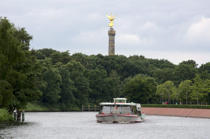 Berlin. Fahrgastschiff auf der Spree. Siegessäule
30. 5. 2014. Berlin. Mitte. Fluss Spree. Fahrgastschiff. Ausflugsdampfer. Siegessäule
Schlüsselwörter: Ausflugsdampfer;Berlin;Fahrgastschiff;Fluss;Mitte;Siegessäule;2014;Spree