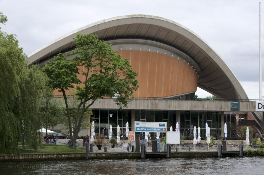 Berlin. Spree
30. 5. 2014. Berlin. Mitte. Fluss Spree. Haus der Kulturen der Welt. Kongresshalle. Schwangere Auster
Schlüsselwörter: Berlin;Fluss;Haus der Kulturen der Welt;Kongresshalle;Mitte;Schwangere Auster;2014;Spree