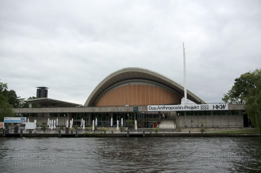 Berlin. Spree
30. 5. 2014. Berlin. Mitte. Fluss Spree. Haus der Kulturen der Welt. Kongresshalle. Schwangere Auster
Schlüsselwörter: Berlin;Fluss;Haus der Kulturen der Welt;Kongresshalle;Mitte;Schwangere Auster;2014;Spree