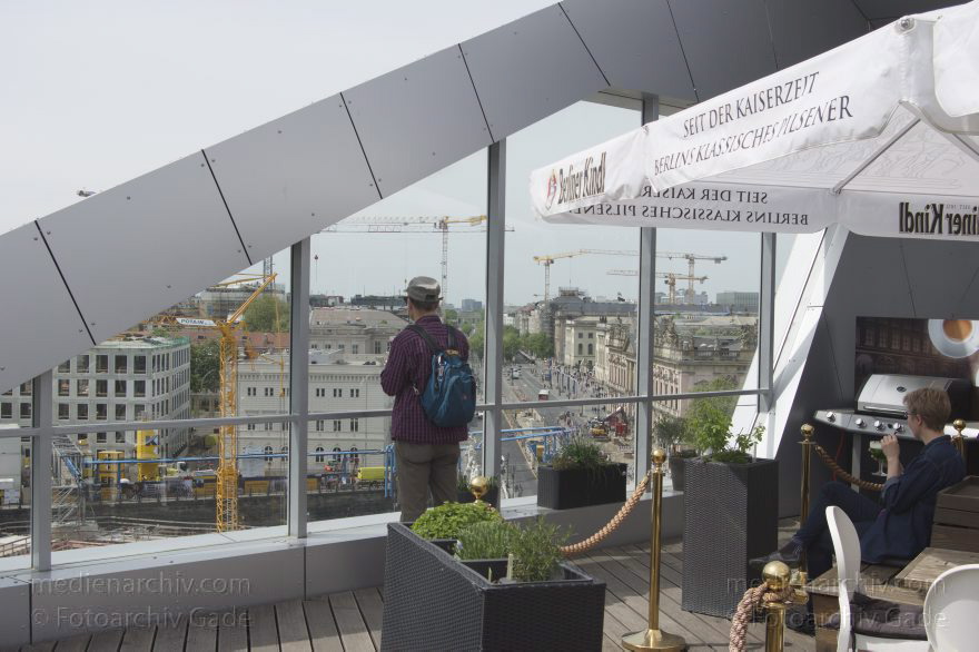 Berlin. Blick von der Humboldt-Box
2015. Berlin. Mitte. Blick von der Humboldt-Box
Schlüsselwörter: 2015;Baustelle;Berlin;Humboldt-Box;Mitte;Stadtschloss