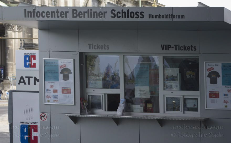 Berlin. Baustelle Berliner Stadtschloss
11. 5. 2015. Berlin. Mitte. Baustelle Berliner Stadtschloss. Humboldt-Box. Kassenhaus zum Infocenter zum Berliner Schloss.
Schlüsselwörter: 2015;Baustelle;Berlin;Humboldt-Box;Mitte;Stadtschloss