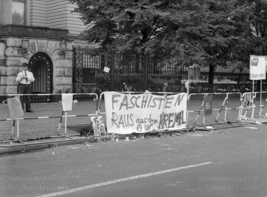 Berlin. Russische Botschaft. Proteste wegen Entführung von Gorbatschow.
1991. Berlin. Mitte. Vor der Russischen Botschaft. Unter den Linden. Proteste gegen die Entführung von Gorbatschow.
Schlüsselwörter: Berlin;Deutschland;Germany;Gorbatschow;Mitte;Russische Botschaft;1991;Straße unter den Linden