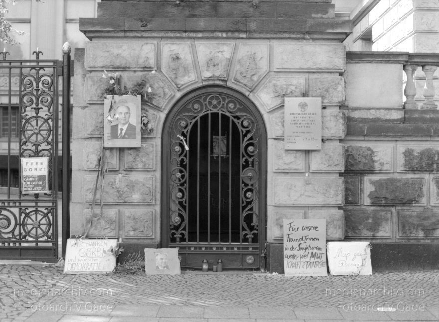 Berlin. Russische Botschaft. Proteste wegen Entführung von Gorbatschow.
1991. Berlin. Mitte. Vor der Russischen Botschaft. Unter den Linden. Proteste gegen die Entführung von Gorbatschow.
Schlüsselwörter: Berlin;Deutschland;Germany;Gorbatschow;Mitte;Russische Botschaft;1991;Straße unter den Linden