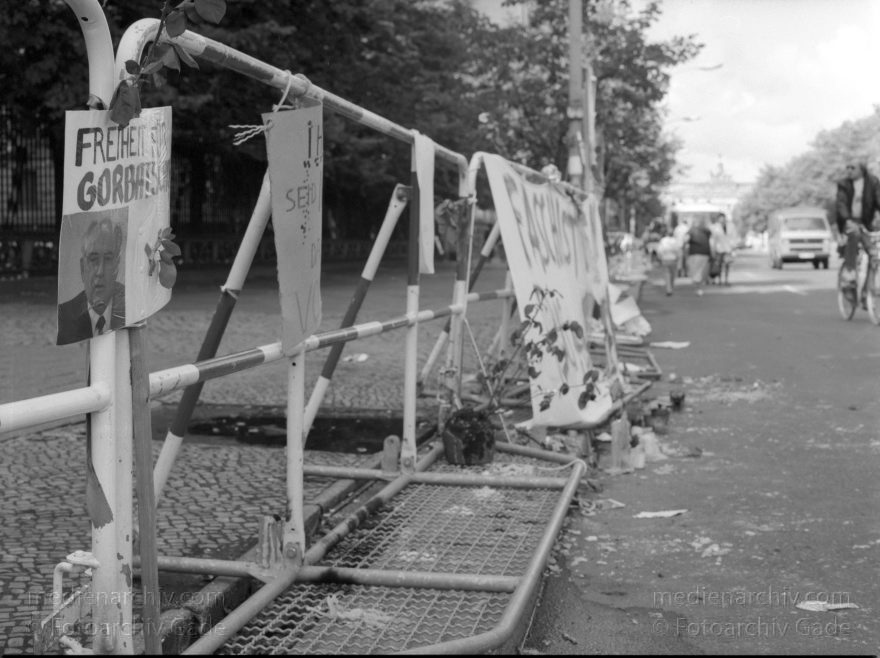 Berlin. Russische Botschaft. Proteste wegen Entführung von Gorbatschow.
1991. Berlin. Mitte. Vor der Russischen Botschaft. Unter den Linden. Proteste gegen die Entführung von Gorbatschow.
Schlüsselwörter: Berlin;Deutschland;Germany;Gorbatschow;Mitte;Russische Botschaft;1991;Straße unter den Linden
